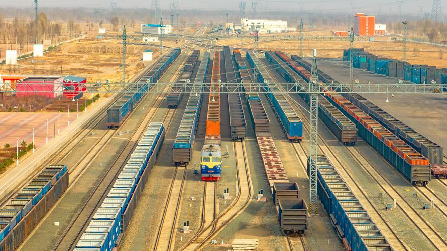 66f8c479530b7.jpg 铁路货运.jpg